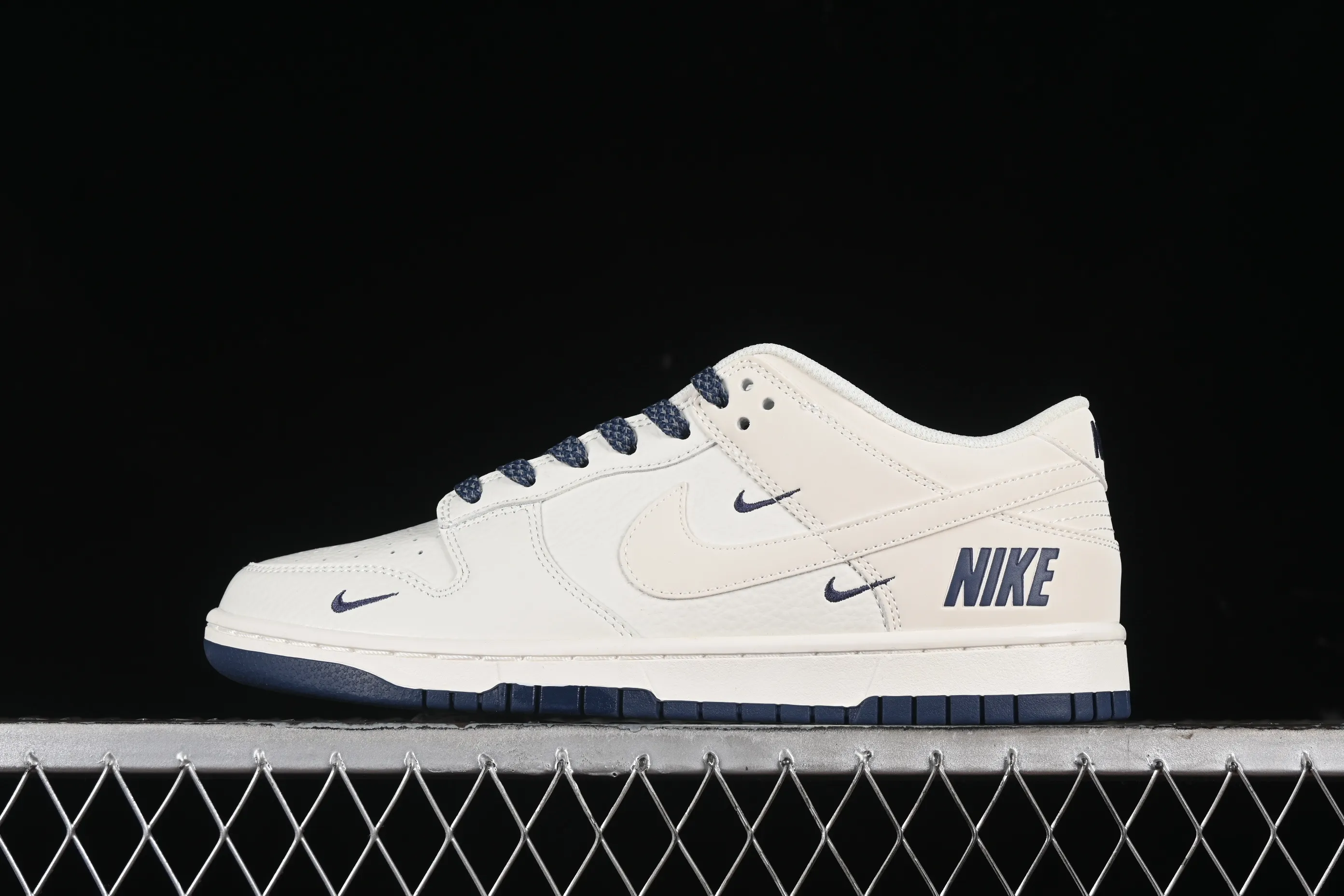All categories Nk SB Dunk Series Nk SB Dunk Low High-end customized low-top sneakers Nk SB Dunk Low joint three hooks dark blue color low-top casual sports skateboard shoes NK5639-327